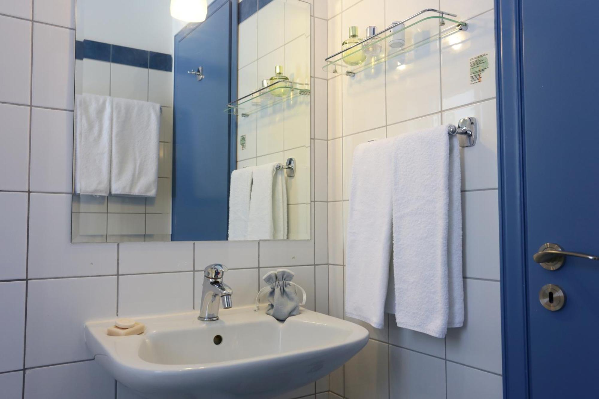 Eleonas Hotel Rovies Bagian luar foto